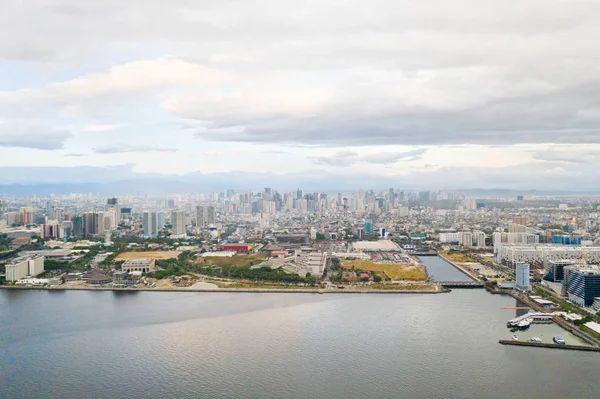 Manila cidade de manhã, vista de cima. Panorama de uma grande cidade portuária. Cidade com edifícios modernos e arranha-céus. Metrópole asiática . — Fotografia de Stock