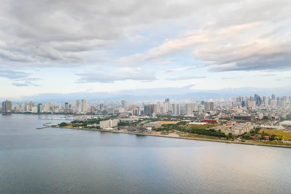 아침에 마닐라 도시, 위에서 볼 수 있습니다. 큰 항구 도시의 파노라마. 현대적인 건물과 고층 빌딩이있는 도시. 아시아 대도시. — 스톡 사진