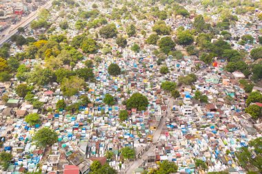 Manila Şehir mezarlığı, yukarıdan görünümü. Konut binaları ile eski mezarlık.