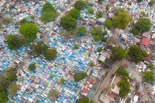 Cemitério da cidade em Manila, vista de cima. Antigo cemitério com edifícios residenciais . — Fotografia de Stock