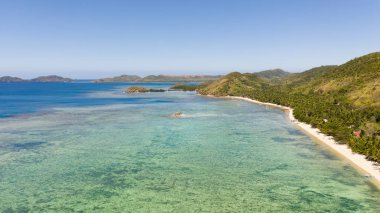 Tropikal beyaz kumlu plaj. Mavi bir lagün ile Ada.