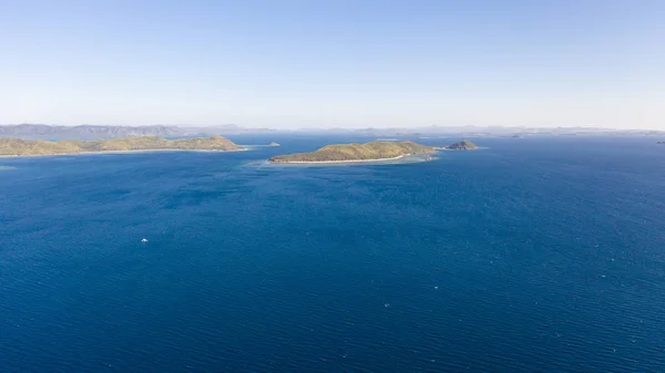 Laut dengan pulau. Laut biru dan pulau-pulau besar. Pulau besar dengan hutan. . — Stok Foto