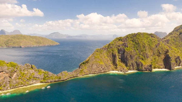 Seascape med tropiska öar. Klippiga öar med vita stränder. — Stockfoto