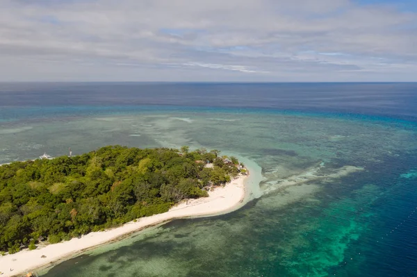 Una piccola isola circondata da acque azzurre e barriere coralline, una vista dall'alto . — Foto Stock