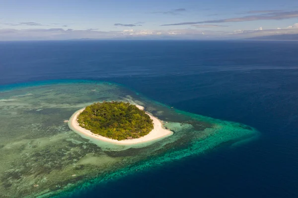 Маленький круглый остров с белым песчаным пляжем . — стоковое фото