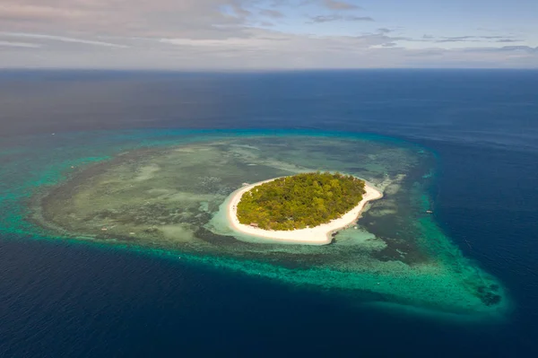 アズールの水とサンゴ礁に囲まれた小さな島、トップビュー. — ストック写真