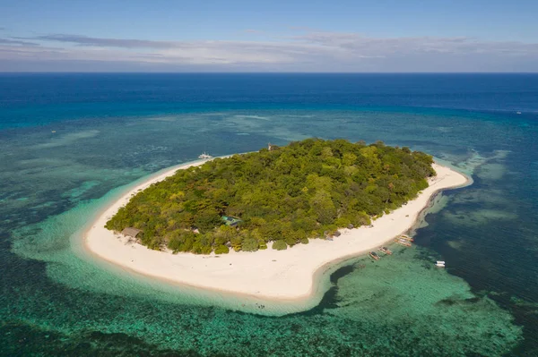 맨티그 섬, 필리핀.하얀 모래 해변이있는 작은 둥근 섬. — 스톡 사진