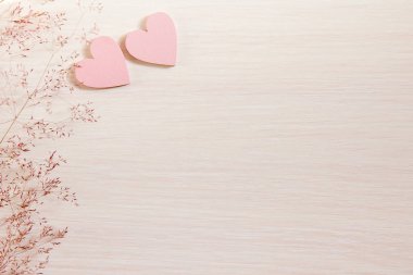 Pembe kalpler. Güzel arka planda ahşap kalpler. İki kalp, Sevgililer Günü'nde selamlar için arka plan.