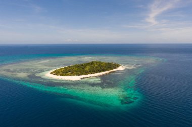 Mantigue Adası, Filipinler.Beyaz kumlu plajile küçük yuvarlak ada.