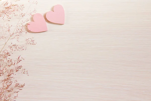 Cuori rosa. Cuori di legno su un bellissimo sfondo. Due cuori, sfondo per i saluti di San Valentino . — Foto Stock