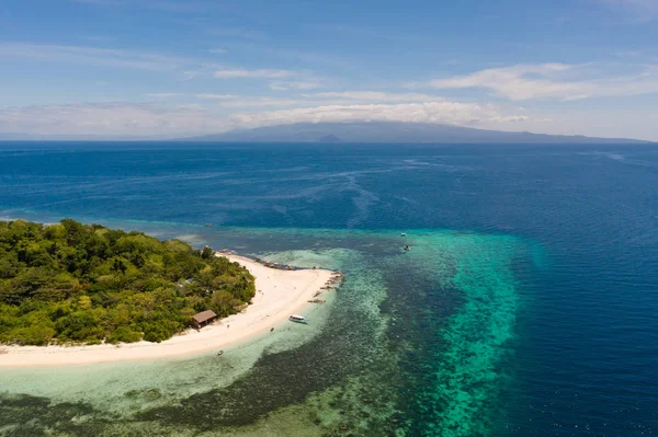 Ilha de areia branca com recifes de coral.Barra de areia branca . — Fotografia de Stock