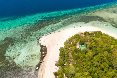 Mantigue Adası, Filipinler.Beyaz kumlu plajile küçük yuvarlak ada.