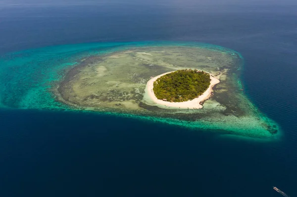 Белый песчаный остров с коралловыми рифами. . — стоковое фото