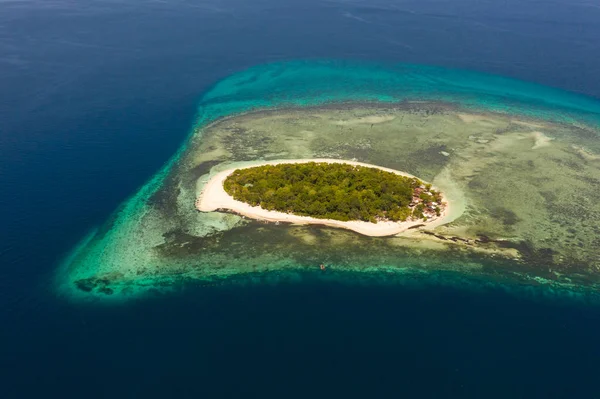 Mantigue Adası, Filipinler.Beyaz kumlu plajile küçük yuvarlak ada.