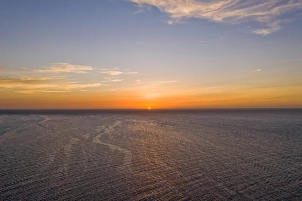 Puesta de sol sobre el mar en tiempo tranquilo . — Foto de Stock