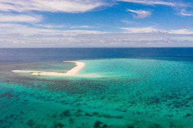 Beyaz kumlu bir ada ile mercan adası.