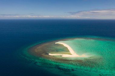 Beyaz kumlu bir ada ile mercan adası.