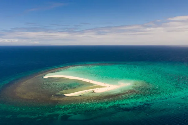 サンゴ礁のある白い砂浜の島。ホワイトサンドバー. — ストック写真