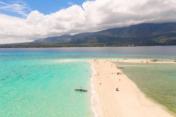 Playa blanca con vistas a los volcanes en la isla de Camiguin cerca de Mindanao en las Filipinas — Foto de Stock