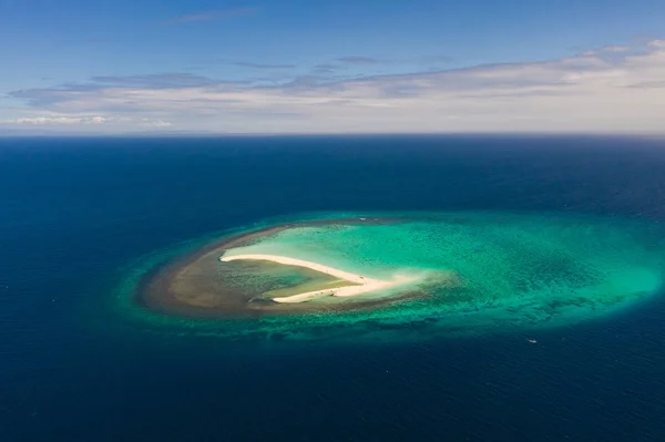 サンゴ礁のある白い砂浜の島。ホワイトサンドバー. — ストック写真