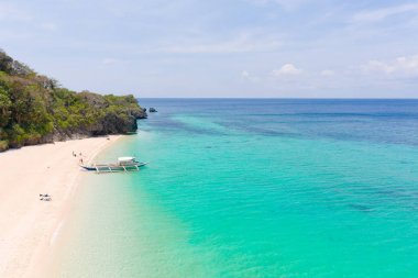 Puka Shell Plajı. Beyaz kumlu geniş tropikal plaj. Boracay adasında güzel beyaz plaj ve masmavi su, Filipinler, üst görünümü.
