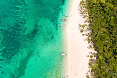 Puka Shell Plajı. Boracay adası ile Seascape, Filipinler, üst görünümü.
