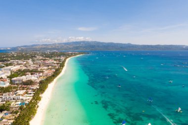 Güneşli havalarda Filipinler Seascape, yukarıdan görünümü. Boracay adası yakınlarında şeffaf deniz ve turistik tekneler.