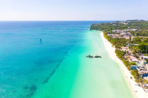 Island Boracay, Filippijnen, uitzicht vanaf bovenaf. Gebouwen en hotels op het Big Island. — Stockfoto
