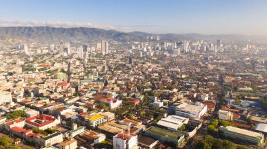 Sabah şehir manzarası. Cebu şehrinin sokakları ve evleri, Filipinler, üst görünümü.