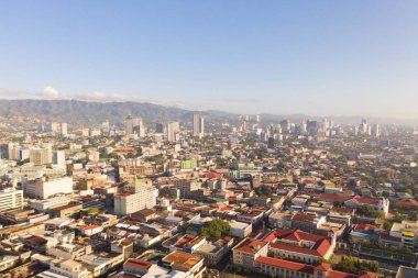 Sabah şehir manzarası. Cebu şehrinin sokakları ve evleri, Filipinler, üst görünümü.