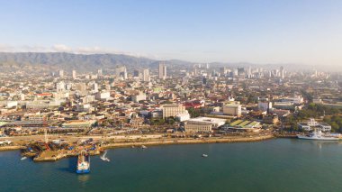 Sabah şehir manzarası. Cebu şehrinin sokakları ve evleri, Filipinler, üst görünümü.