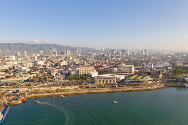 Sabah şehir manzarası. Cebu şehrinin sokakları ve evleri, Filipinler, üst görünümü.