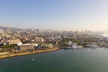 Sabah şehir manzarası. Cebu şehrinin sokakları ve evleri, Filipinler, üst görünümü.