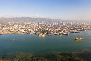 Sabah şehir manzarası. Cebu sokakları ve limanı, Filipinler, üst görünüm.