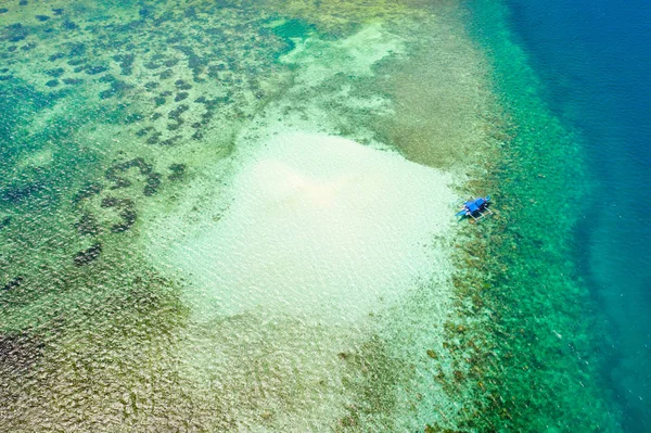 サンゴ礁の砂場ターコイズブルーの水と砂底の環礁、トップビュー。バラバク、パラワン、フィリピン. — ストック写真