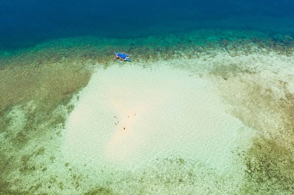 サンゴ礁の砂場ターコイズブルーの水と砂底の環礁、トップビュー。バラバク、パラワン、フィリピン. — ストック写真