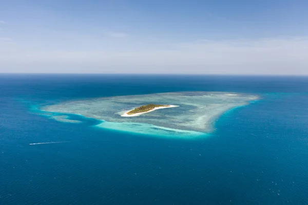 Остров Канимеран с песчаным пляжем в синем море с коралловым рифом, вид сверху. Балабак, Палаван, Филиппины . — стоковое фото