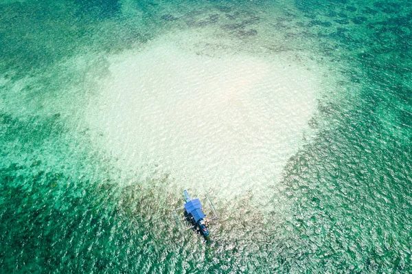 Sandbar på ett korallrev. Atoll med turkos vatten och sandbotten, uppifrån. Balabac, Palawan, Filippinerna. — Stockfoto