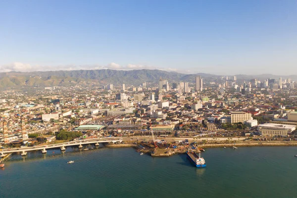 A paisagem urbana de manhã. As ruas e casas da cidade de Cebu, Filipinas, vista superior . — Fotografia de Stock