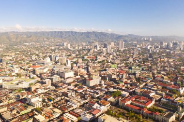 Sabah şehir manzarası. Cebu şehrinin sokakları ve evleri, Filipinler, üst görünümü.