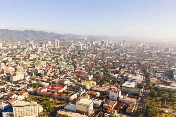 A paisagem urbana de manhã. As ruas e casas da cidade de Cebu, Filipinas, vista superior . — Fotografia de Stock