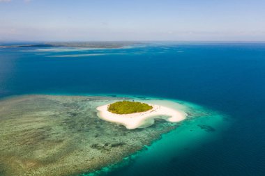 Patawan adası. Beyaz kumlu plaj ile küçük tropikal ada. Mercan adasında güzel bir ada, yukarıdan görünümü.