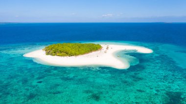 Patawan adası. Beyaz kumlu plaj ile küçük tropikal ada. Mercan adasında güzel bir ada, yukarıdan görünümü.