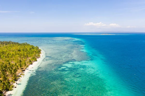 Grande isola tropicale spiaggia di sabbia bianca, vista dall'alto. Mare, natura delle Isole Filippine . — Foto Stock