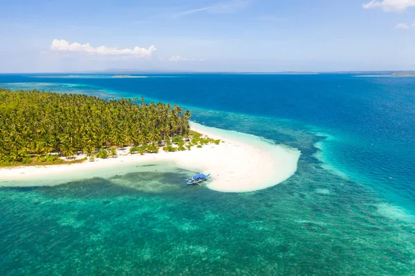 Hindistan cevizi ağaçları ile beyaz kum Tropikal ada. Güzel bir plajda turistler ile Tekne, havadan görünümü.