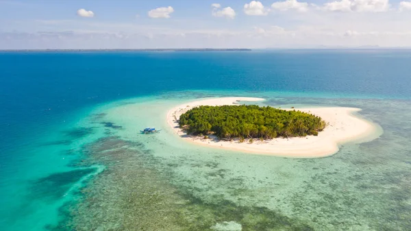 Ilha Patawan. Pequena ilha tropical com praia de areia branca. Bela ilha no atol, vista de cima . — Fotografia de Stock