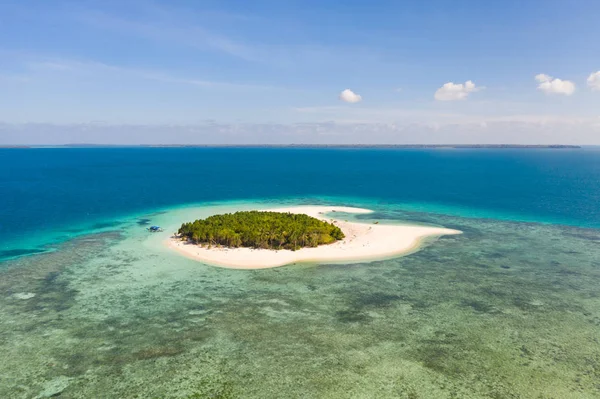파타완 섬. 하얀 모래 해변이있는 작은 열대 섬. 환초의 아름다운 섬, 위에서 볼 수 있습니다.. — 스톡 사진