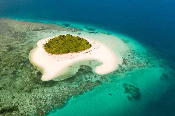 Ilha Patawan. Pequena ilha tropical com praia de areia branca. Bela ilha no atol, vista de cima . — Fotografia de Stock