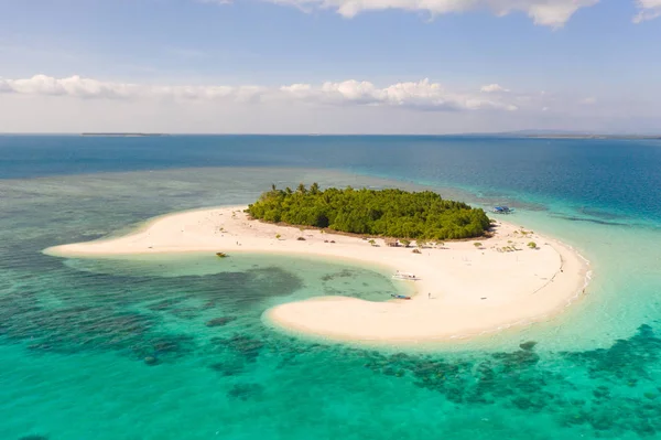 파타완 섬. 하얀 모래 해변이있는 작은 열대 섬. 환초의 아름다운 섬, 위에서 볼 수 있습니다.. — 스톡 사진