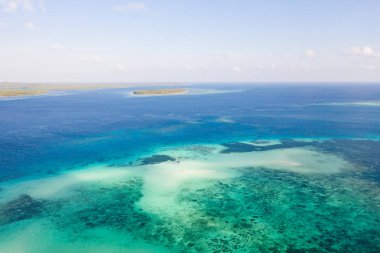 Mansalangan sandbar, Balabac, Palawan, Filipinler. Sığ sularda tekne ve turistler.